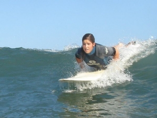 Levantandose para coger la ola